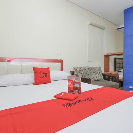 Reddoorz Plus @ Jalan Pemuda Джакарта Экстерьер фото