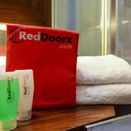 Reddoorz Plus @ Jalan Pemuda Джакарта Экстерьер фото