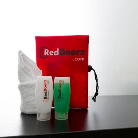 Reddoorz Plus @ Jalan Pemuda Джакарта Экстерьер фото