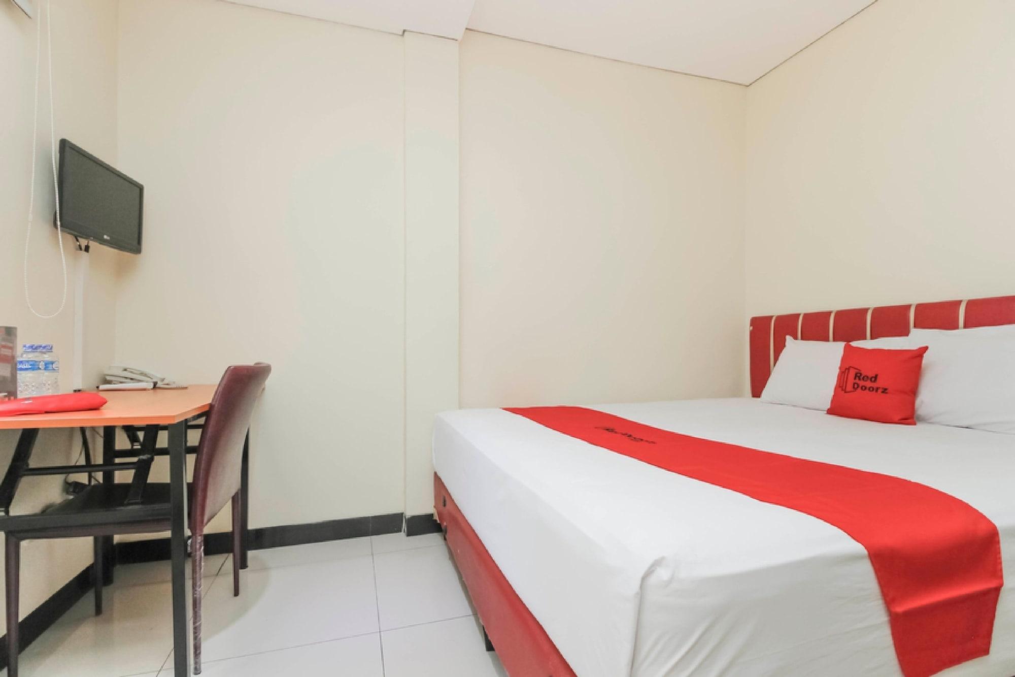 Reddoorz Plus @ Jalan Pemuda Джакарта Экстерьер фото