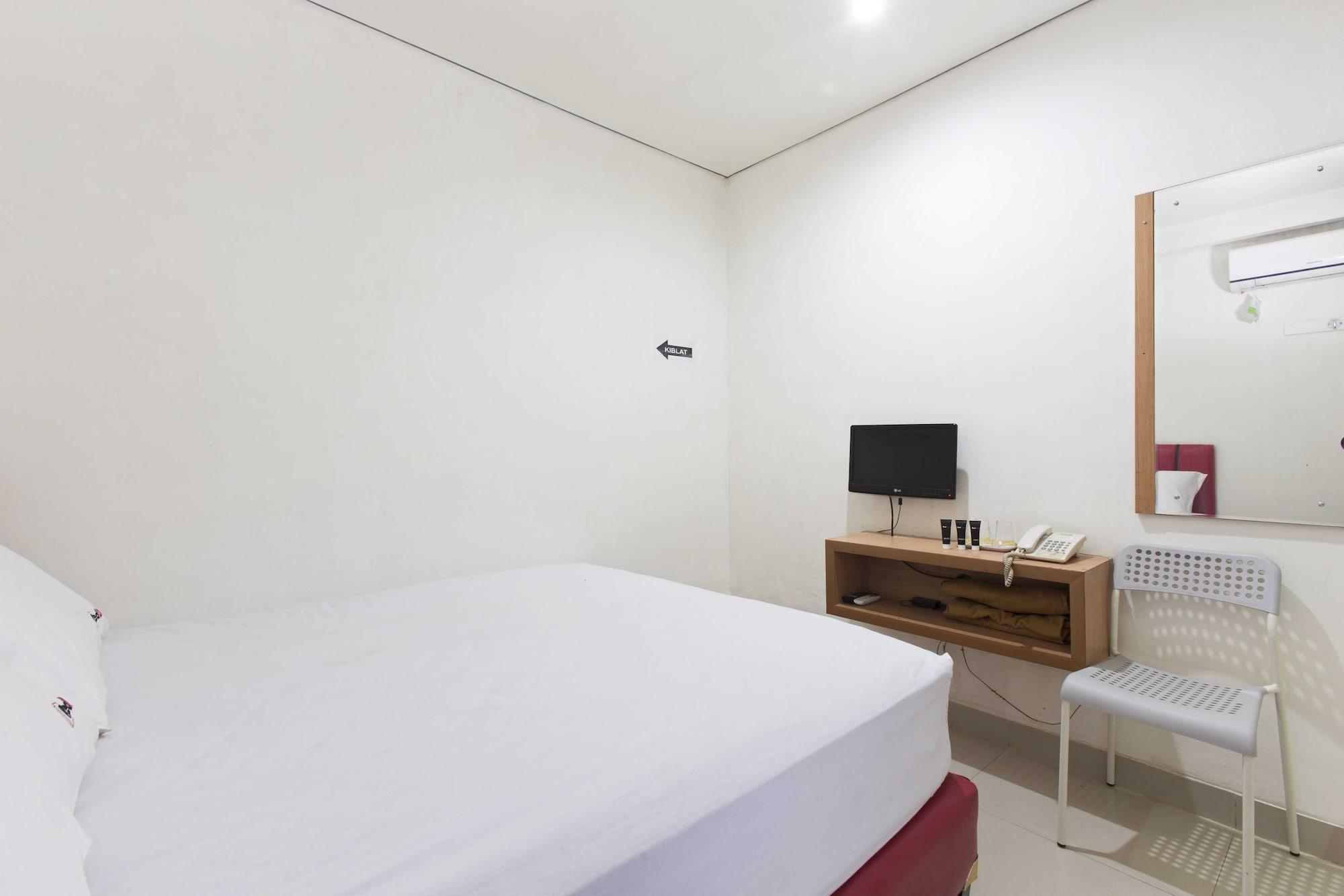 Reddoorz Plus @ Jalan Pemuda Джакарта Экстерьер фото