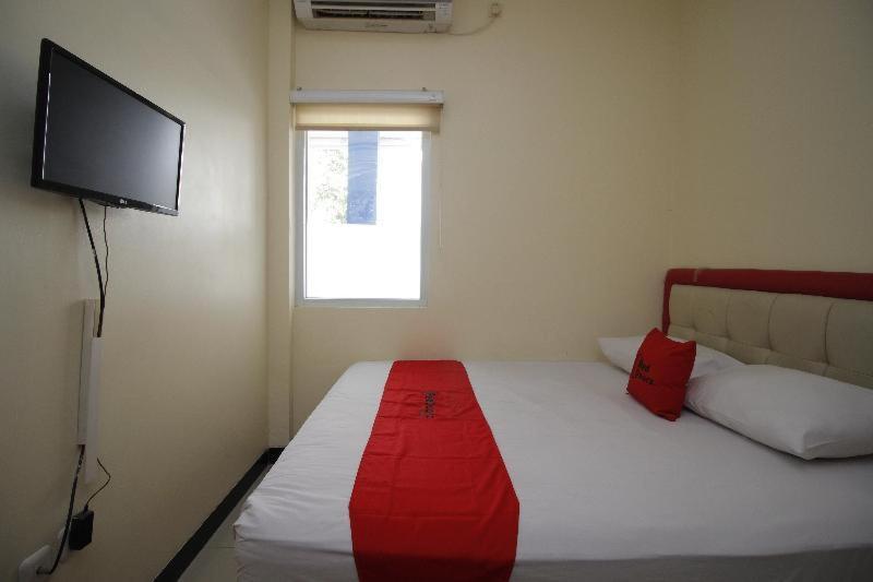 Reddoorz Plus @ Jalan Pemuda Джакарта Номер фото