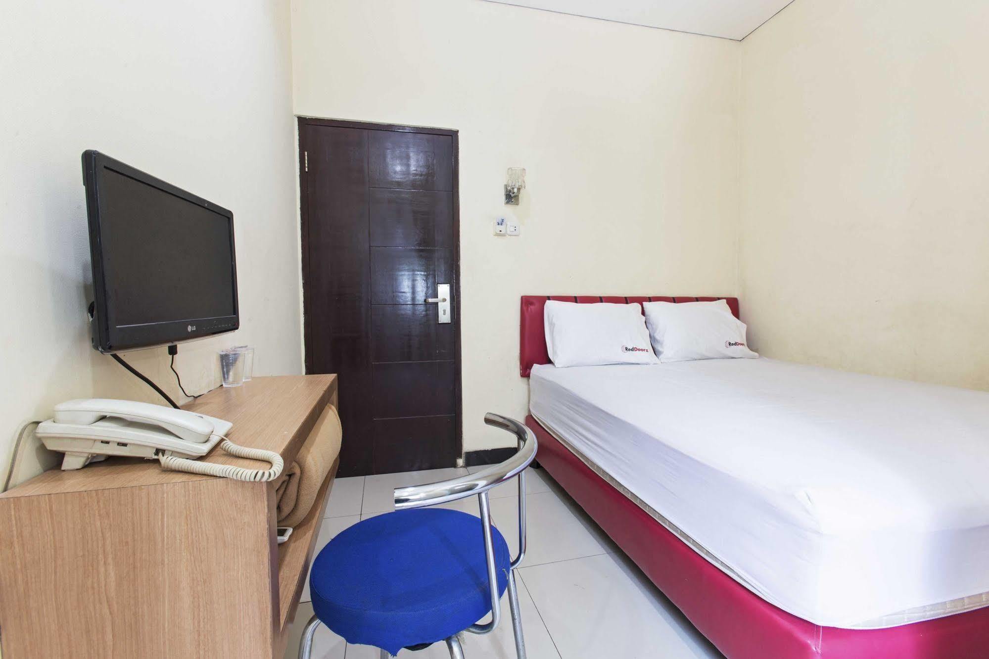 Reddoorz Plus @ Jalan Pemuda Джакарта Экстерьер фото